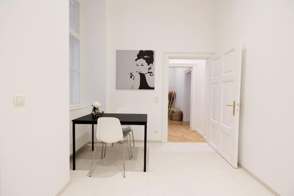 Franz 21 - Typical Viennese Apartment In The Heart Of Wien Ngoại thất bức ảnh